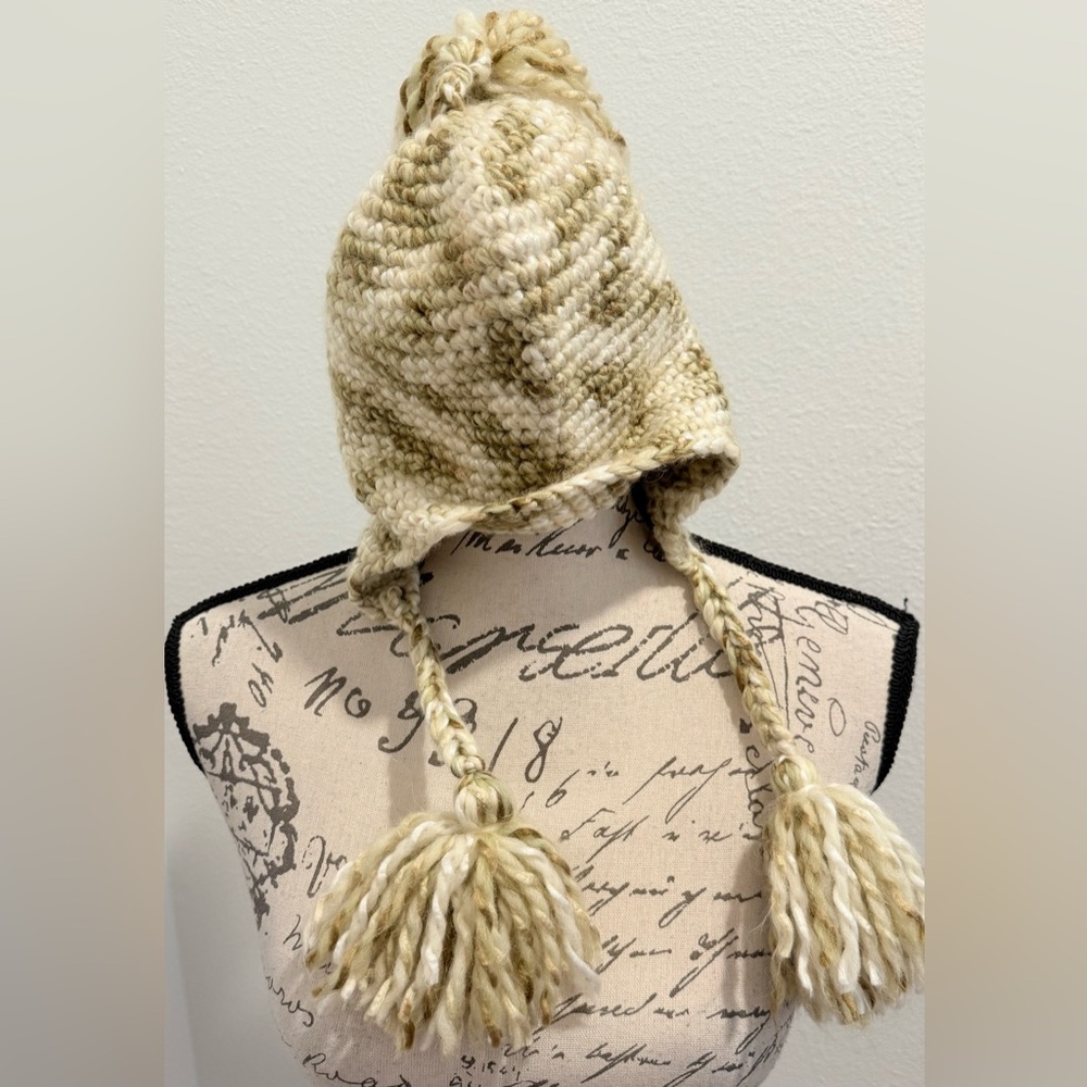 NWOT D&Y Cozy Knit Pom Pom Hat